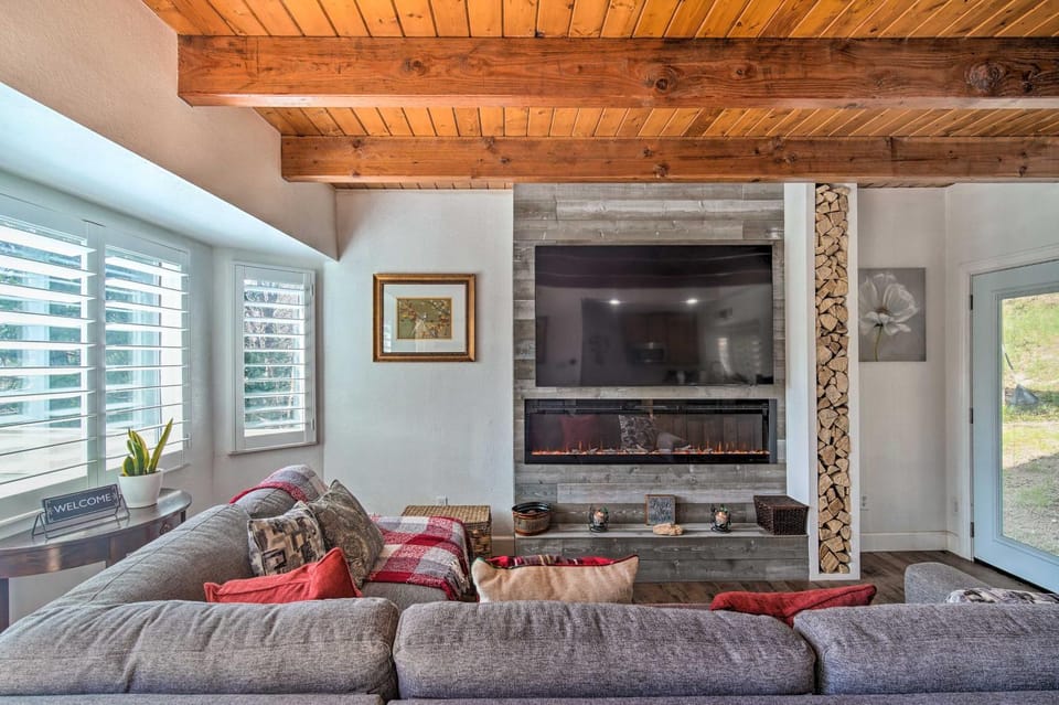 Crestline Cabin w/ Deck: 1 Mi to Lake Gregory Cabin in Crestline