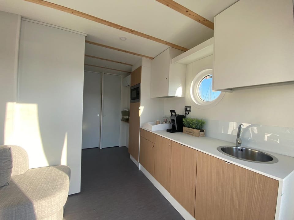 Coffee/tea facilities, Kitchen or kitchenette, Living room, Seating area