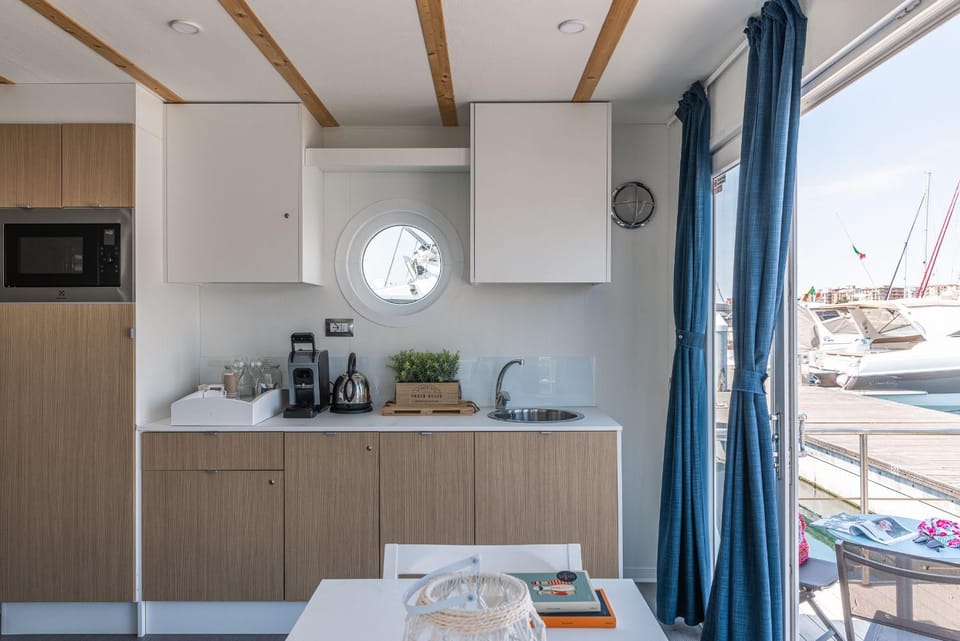 Coffee/tea facilities, Living room, Dining area, minibar