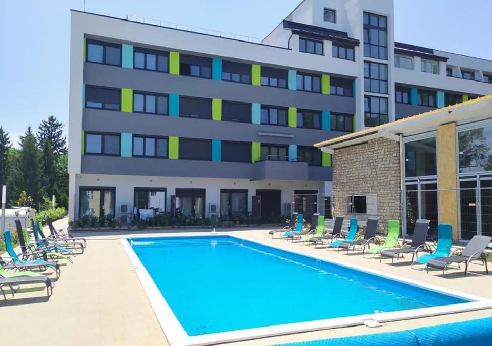 Swimming pool, sunbed