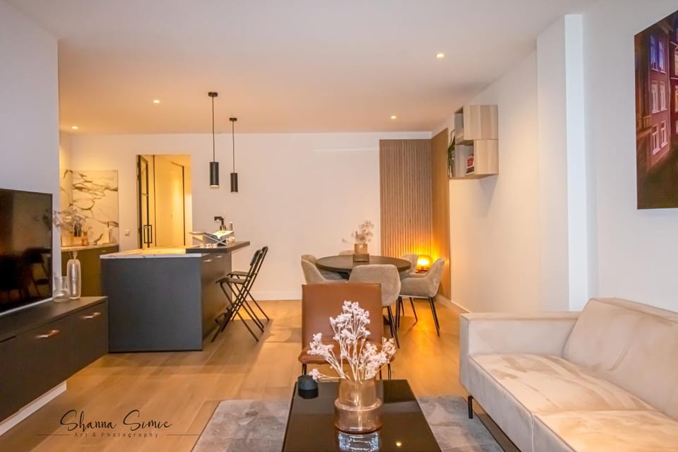 TV and multimedia, Kitchen or kitchenette, Living room, Seating area, Dining area