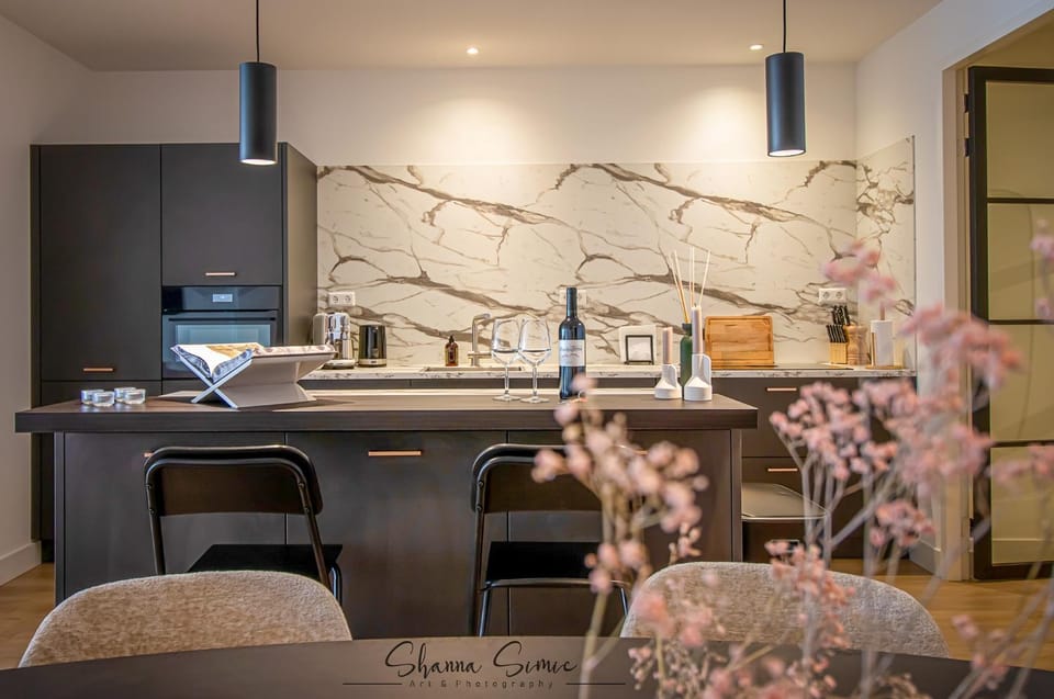 Kitchen or kitchenette, Dining area, minibar, kitchen