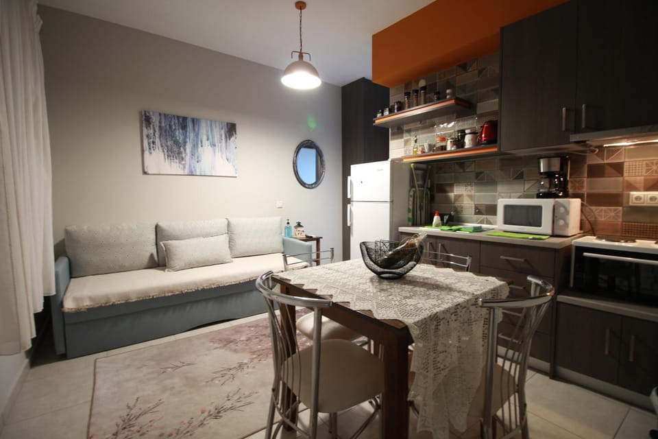 Kitchen or kitchenette, Living room, Seating area, Dining area