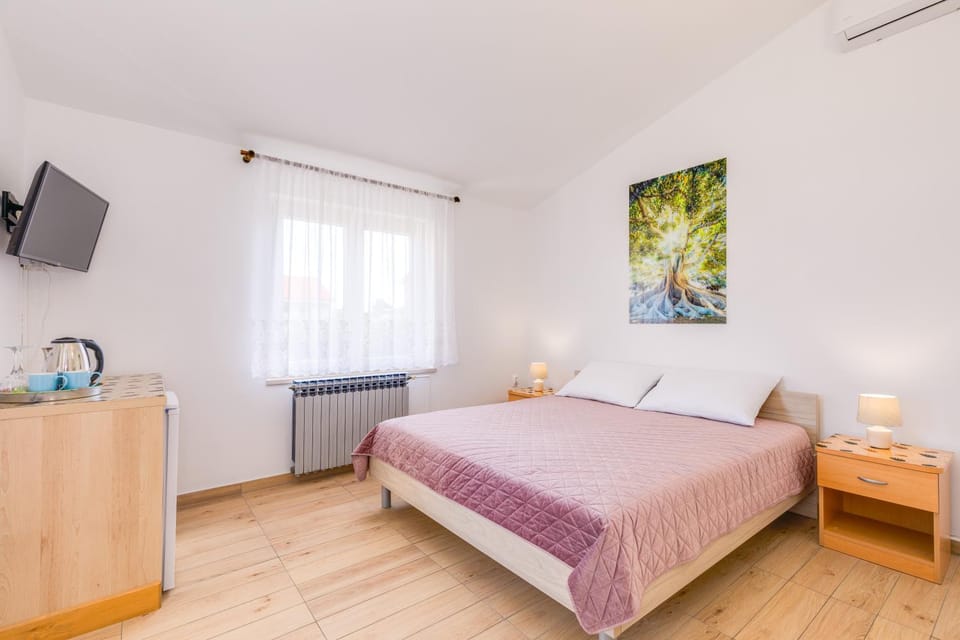 Property building, Bed, TV and multimedia, Parking, internet, towels, air conditioner