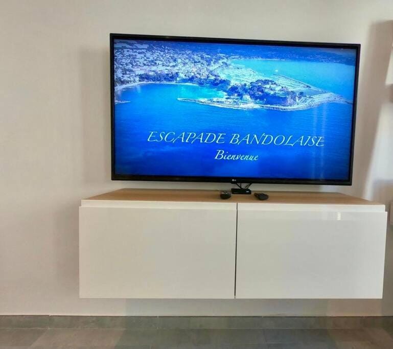 Escapade Bandolaise, 100 mètres de la plage Apartment in French Riviera