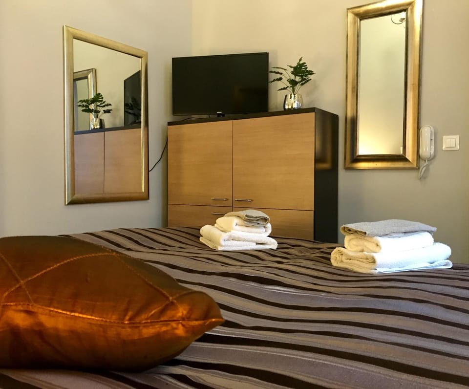 Bed, TV and multimedia, Bedroom