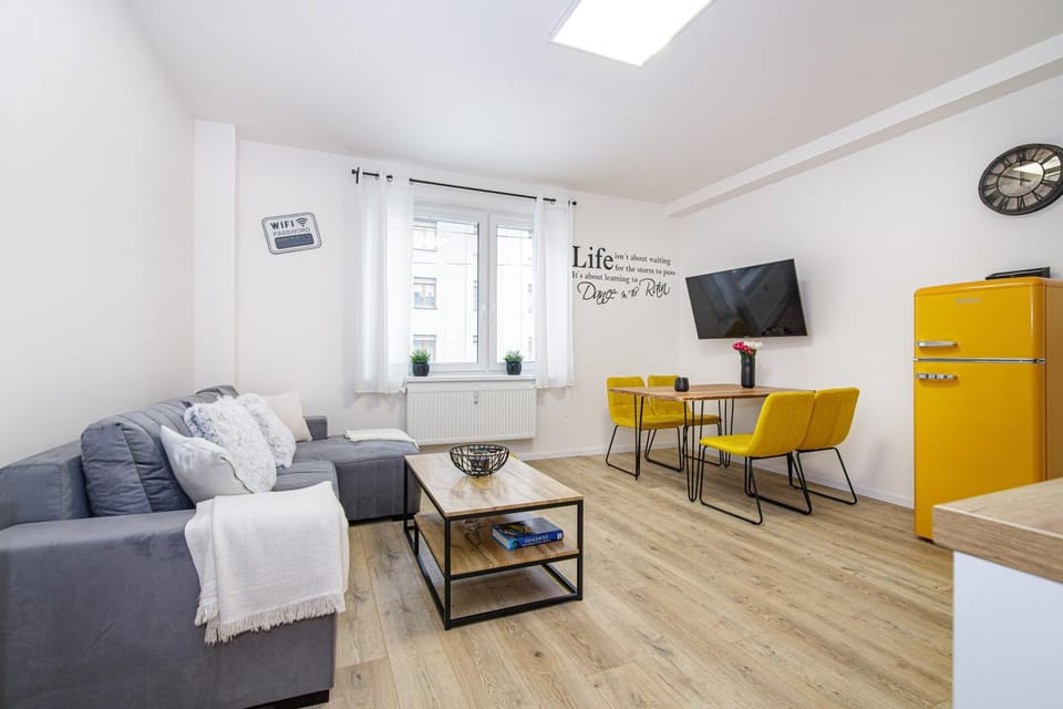 Communal lounge/ TV room, TV and multimedia, Kitchen or kitchenette, Living room, Seating area, Dining area, Evening entertainment