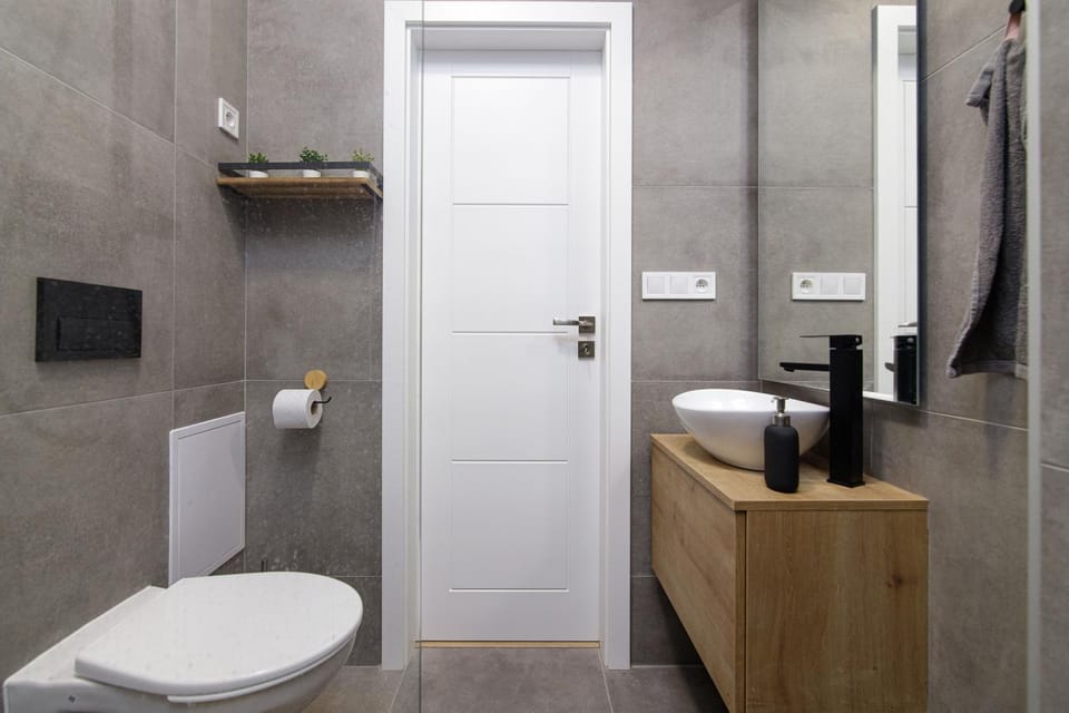 Shower, Toilet, Bathroom, towels