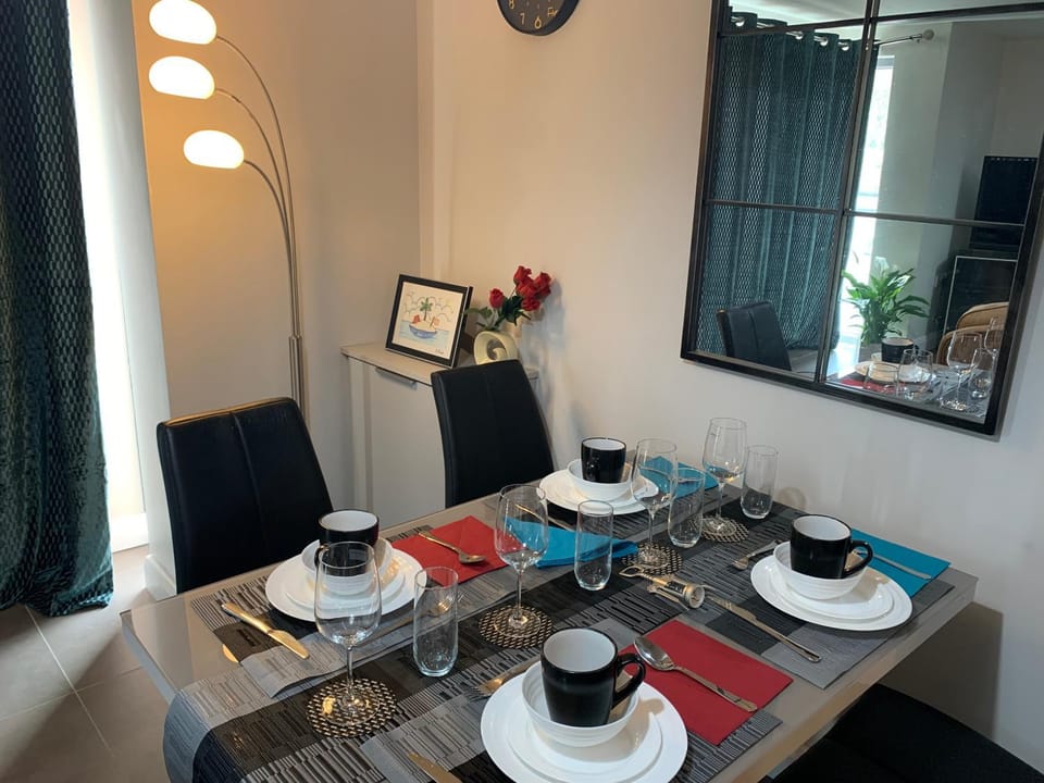 Aqua Dreams - Serviced Luxury Modern Belfast City Centre 2 Bed Apartment Apartment in Belfast