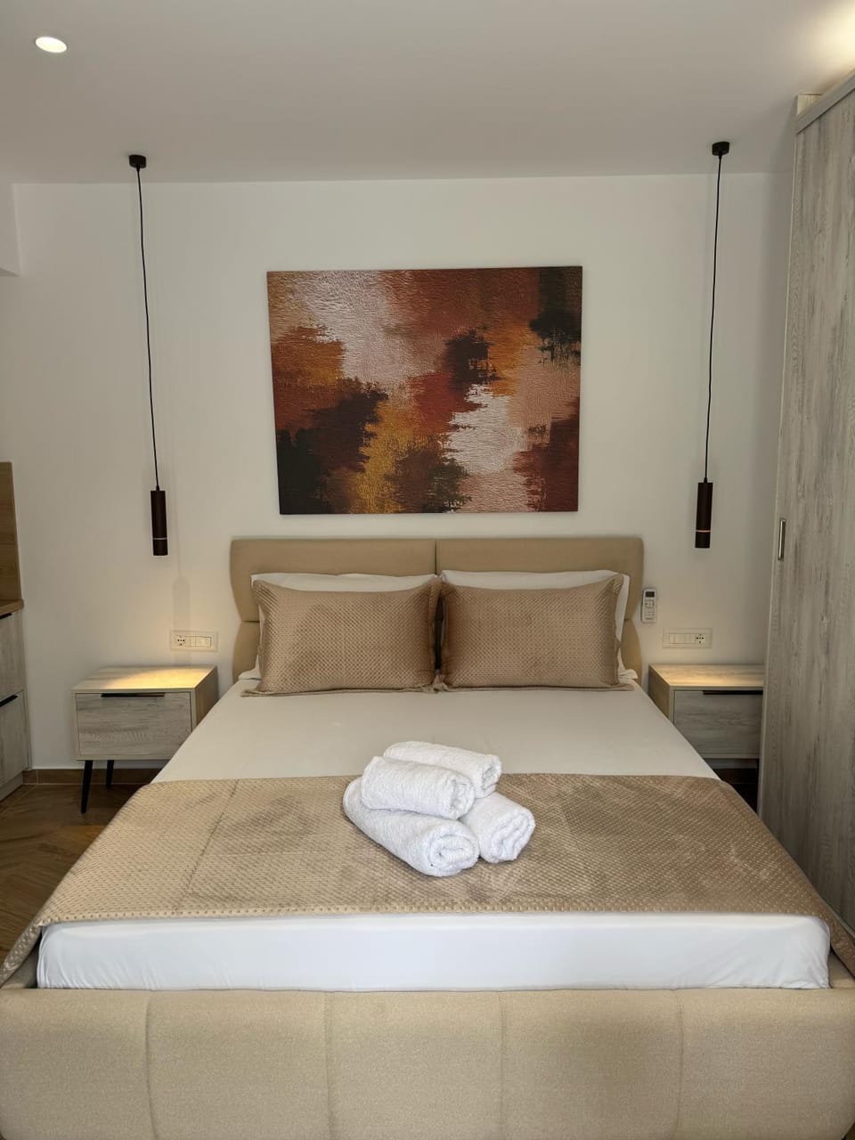Photo of the whole room, Bedroom, towels