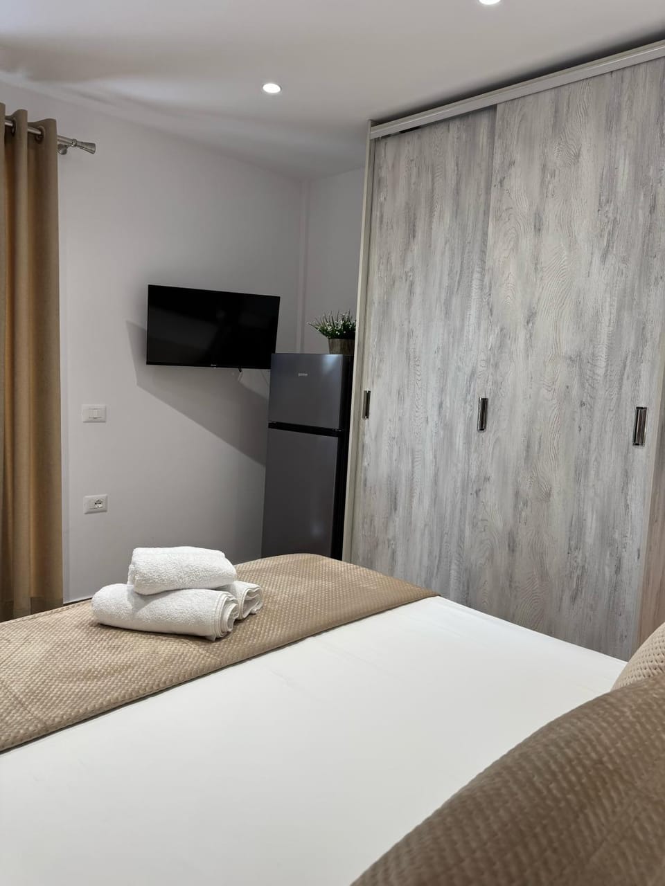 Bed, TV and multimedia, Photo of the whole room, Bedroom, wardrobe