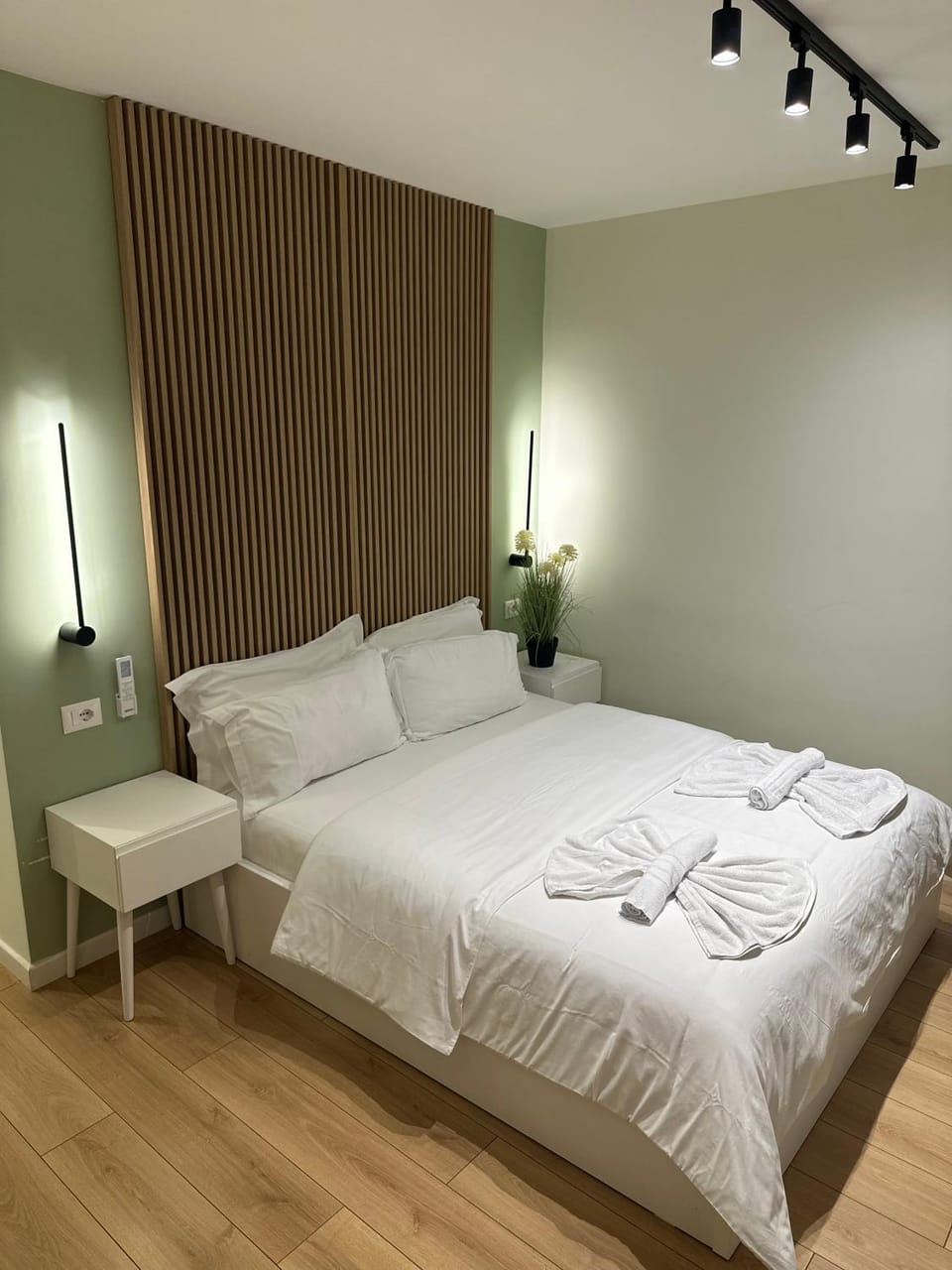 Bed, Bedroom, towels