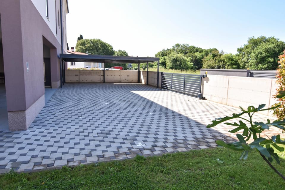 Property building, Garden, Parking