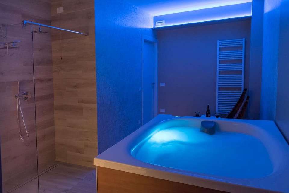 Hot Tub, Internal: Not applicable to any particular room