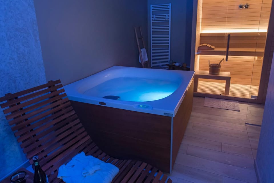 Hot Tub, Sauna