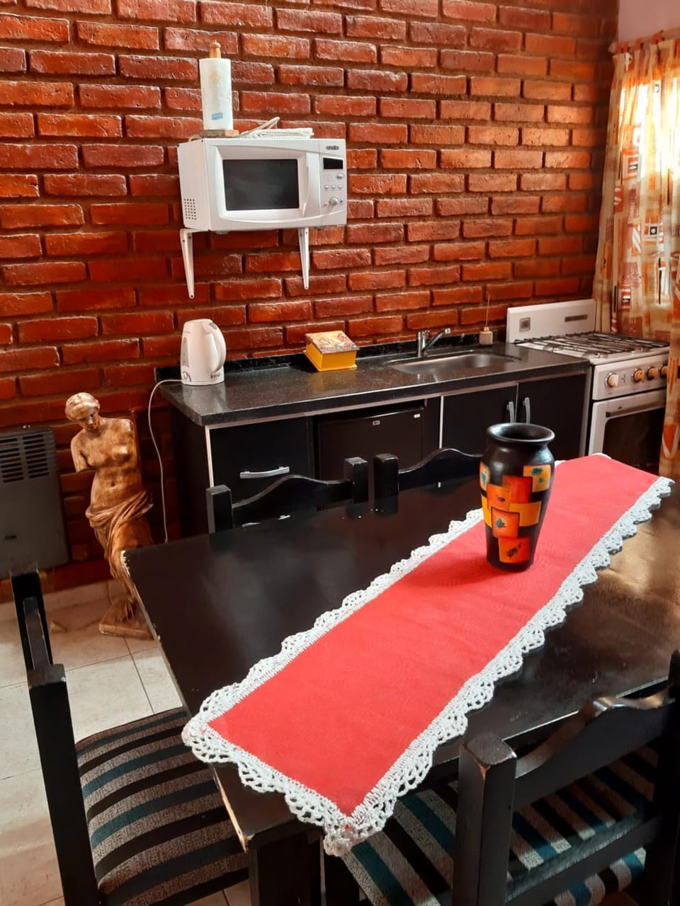 Kitchen or kitchenette, Dining area, minibar, pet friendly