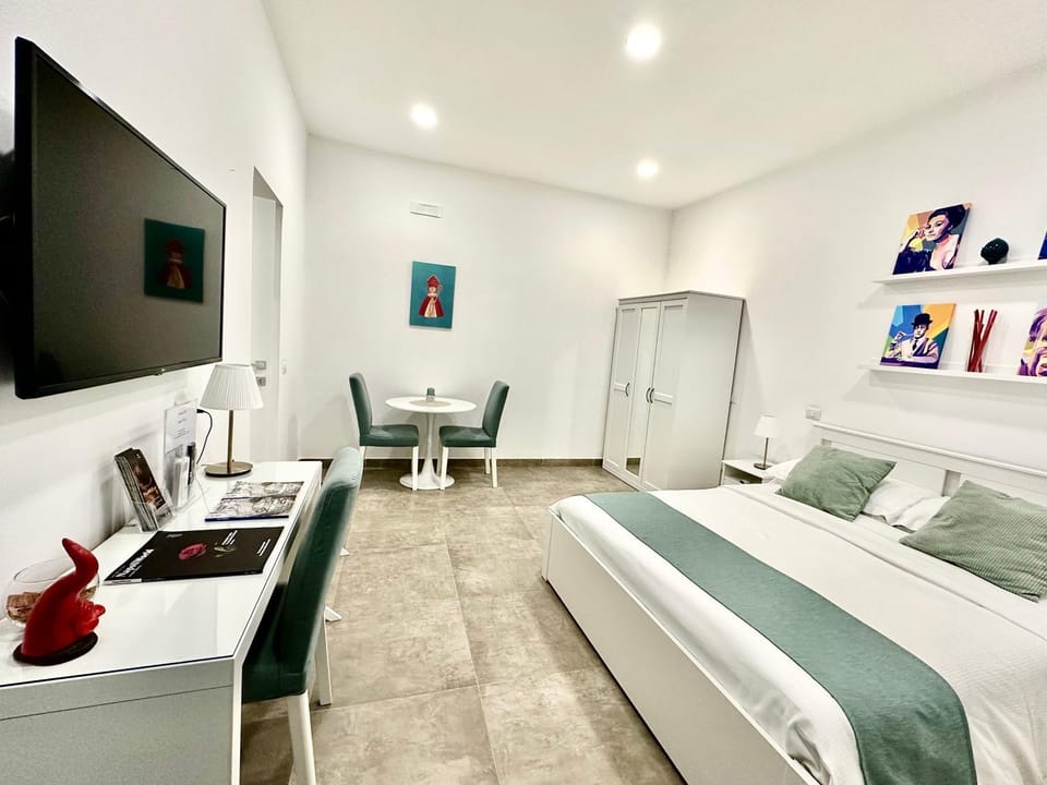 TV and multimedia, Photo of the whole room, Bedroom