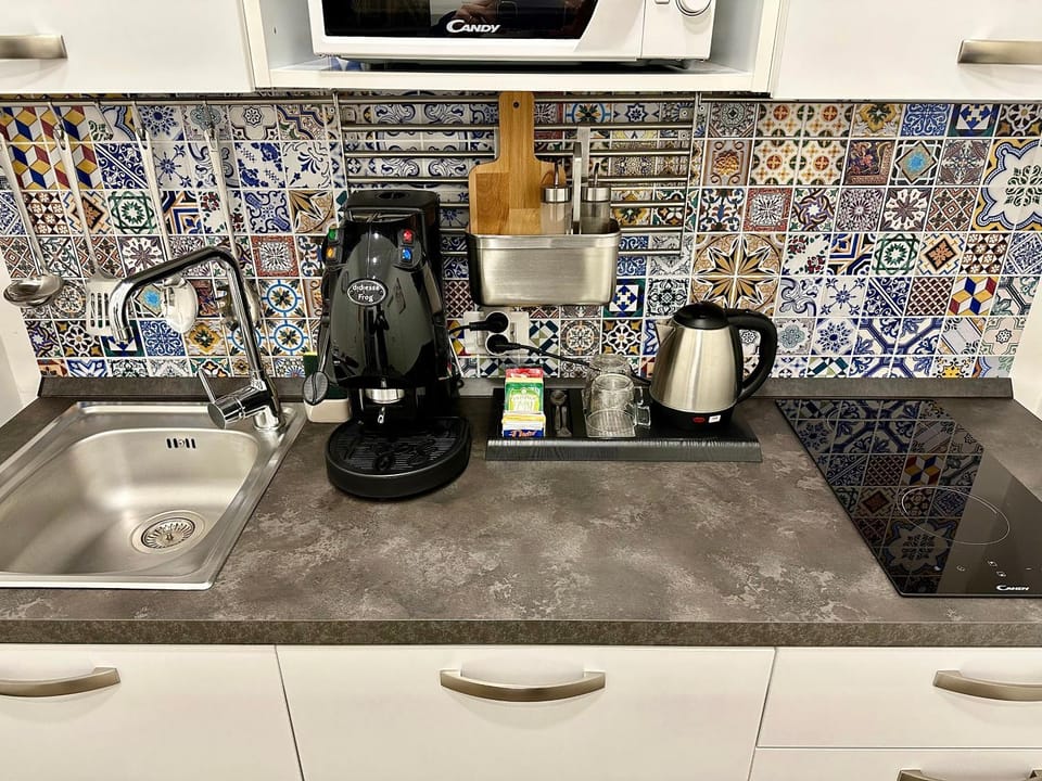 Coffee/tea facilities, stove
