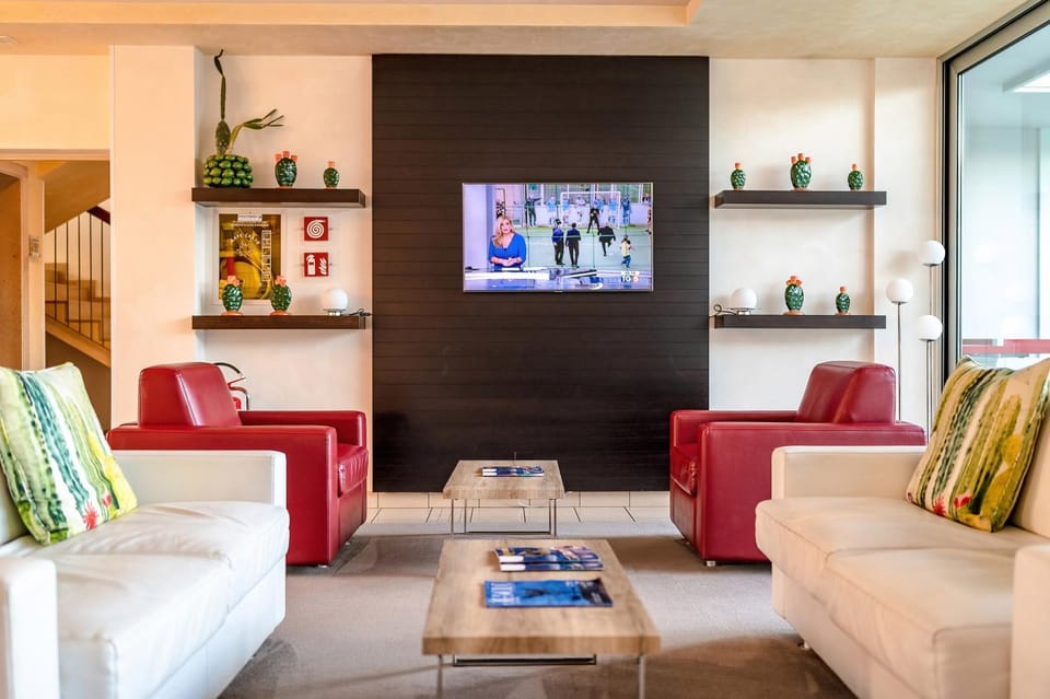 Communal lounge/ TV room, Lobby or reception