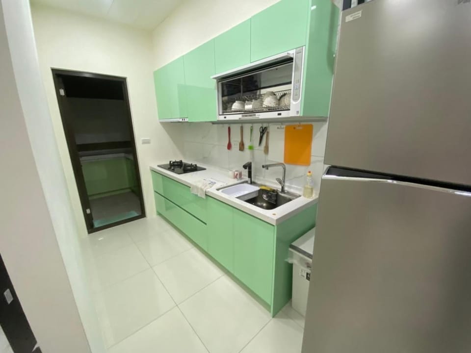 Coffee/tea facilities, Kitchen or kitchenette, minibar, stove