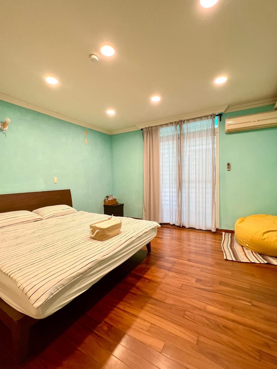 Photo of the whole room, Bedroom