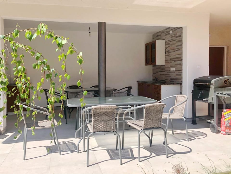 Patio, BBQ facilities, Seating area, Dining area
