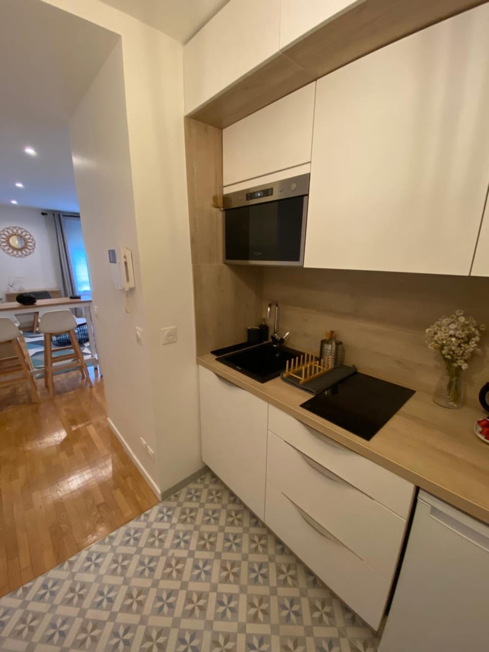 Kitchen or kitchenette, minibar, stove
