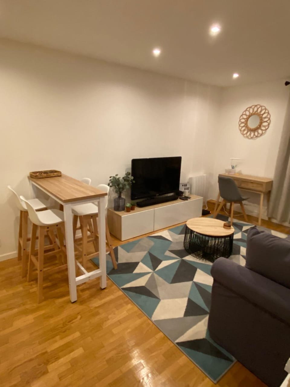 TV and multimedia, Living room, Seating area, Dining area