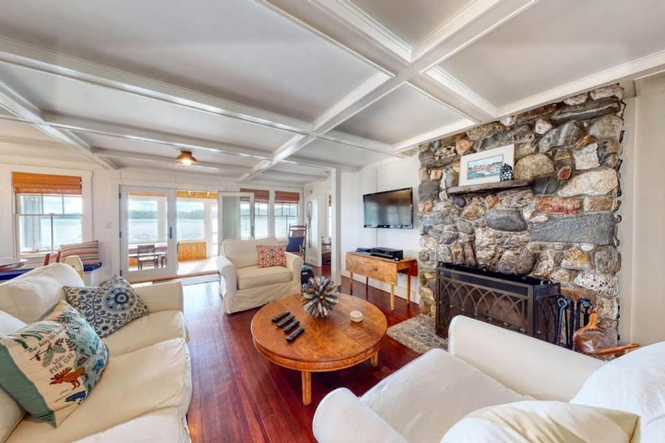 Lakeshore Living House in Monmouth