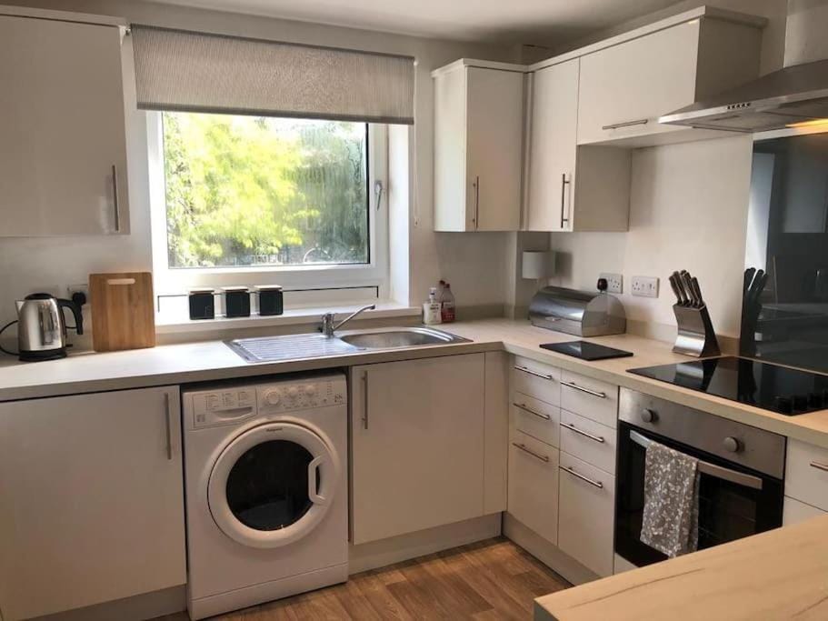 Coffee/tea facilities, Kitchen or kitchenette, dishwasher, oven, stove, toaster, washing machine, dryer