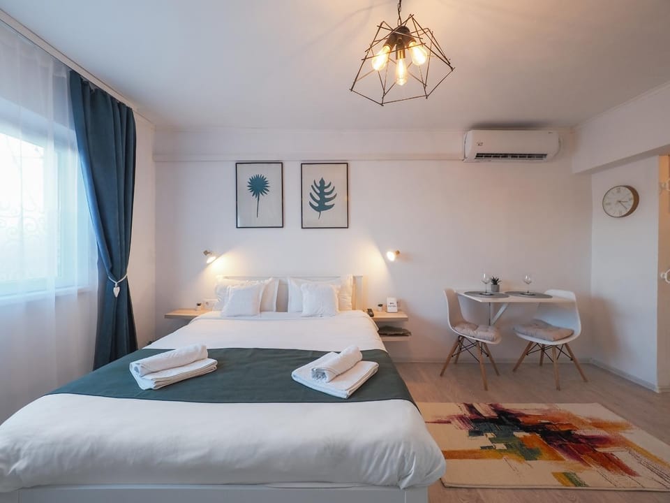 Bed, Living room, Photo of the whole room, Seating area, Bedroom, towels, air conditioner