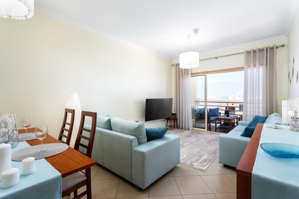 TV and multimedia, Living room, Photo of the whole room, Seating area, Dining area, hair dresser