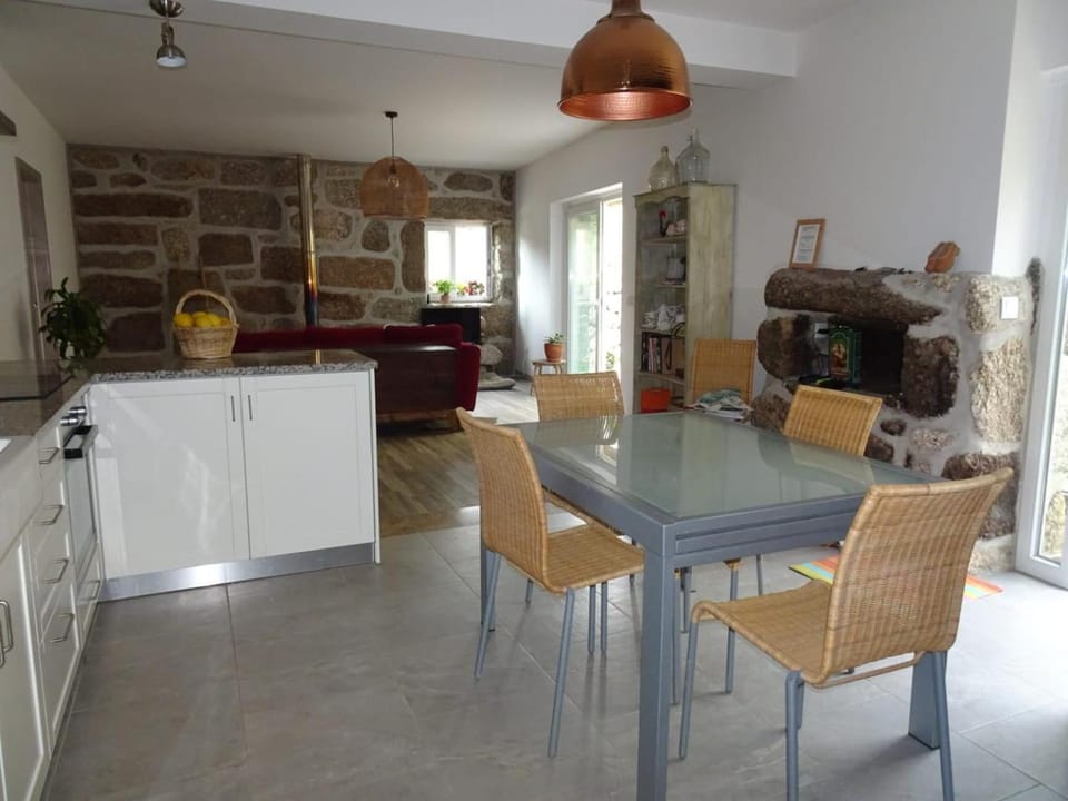 Kitchen or kitchenette, Dining area, pet friendly, stove, kitchen