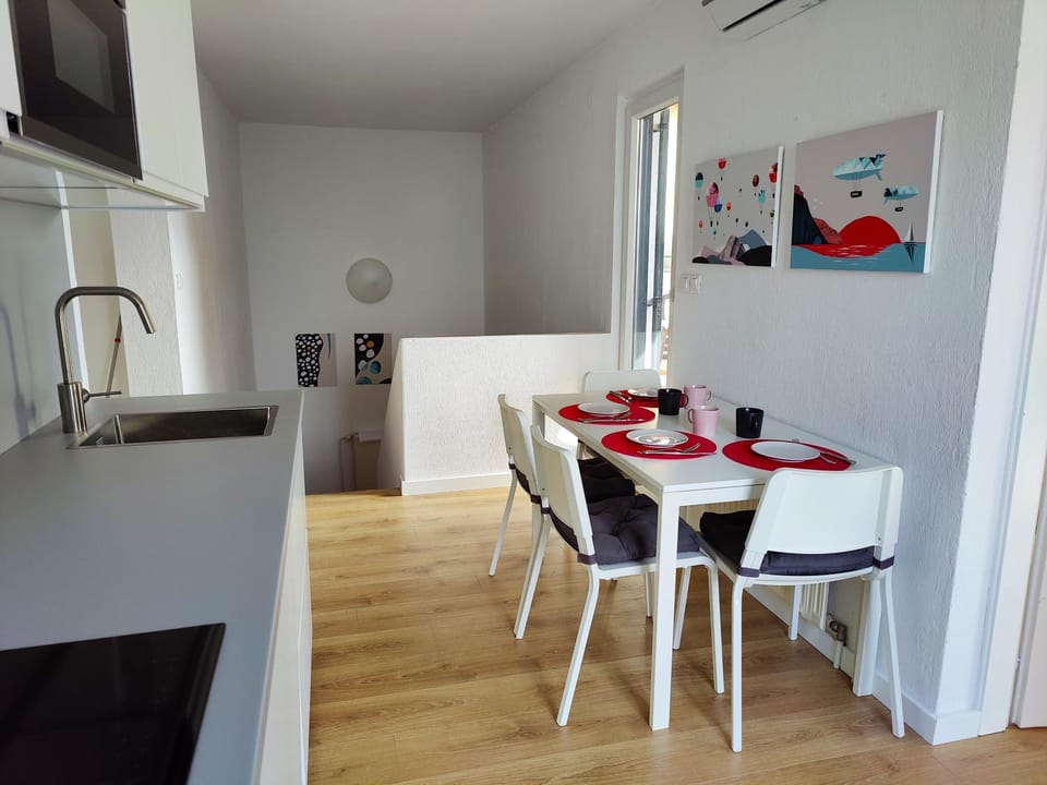 Kitchen or kitchenette, Dining area
