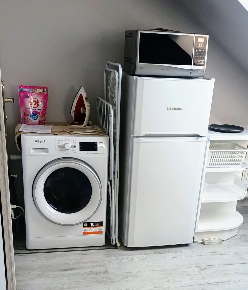 Kitchen or kitchenette, washing machine, dryer