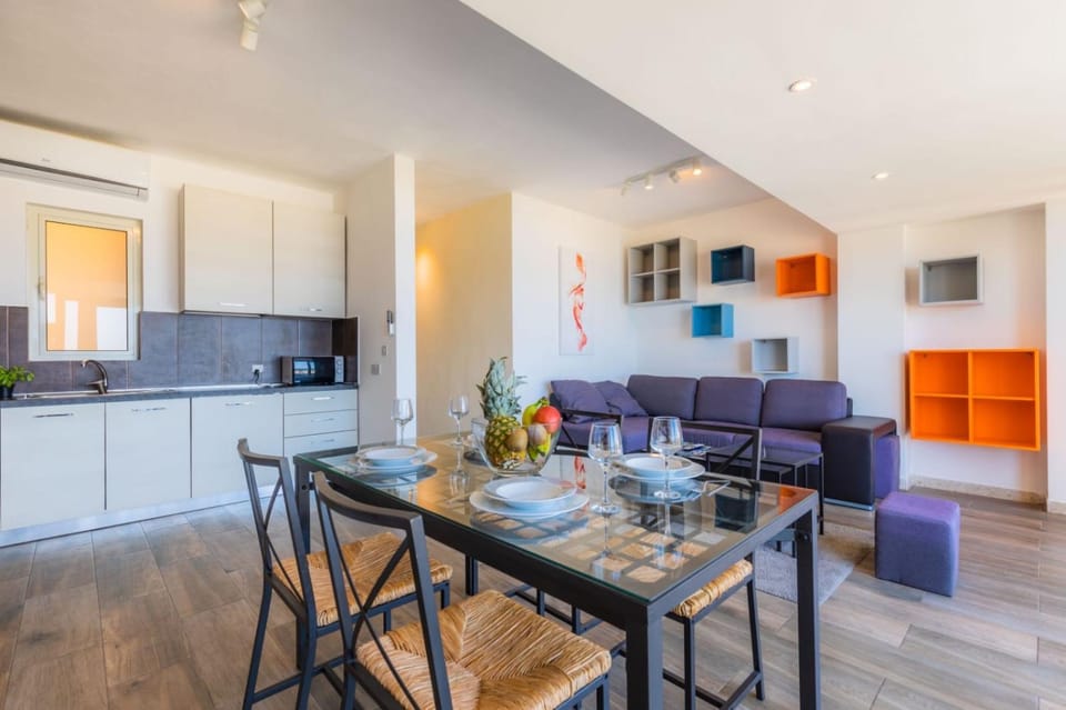 Kitchen or kitchenette, Living room, Seating area, Dining area