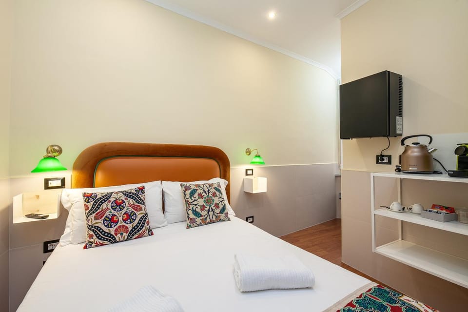 Bed, TV and multimedia, Photo of the whole room, Bedroom, hair dresser