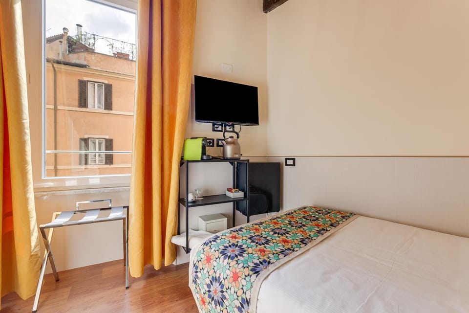 Bed, TV and multimedia, Photo of the whole room, Bedroom, hair dresser, oven