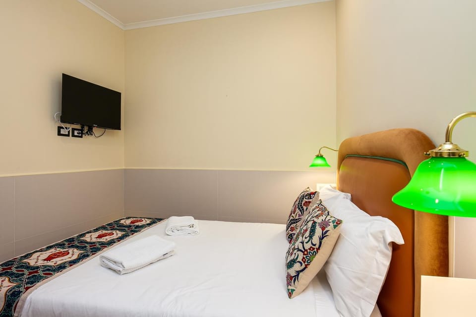 Bed, TV and multimedia, Photo of the whole room, Bedroom