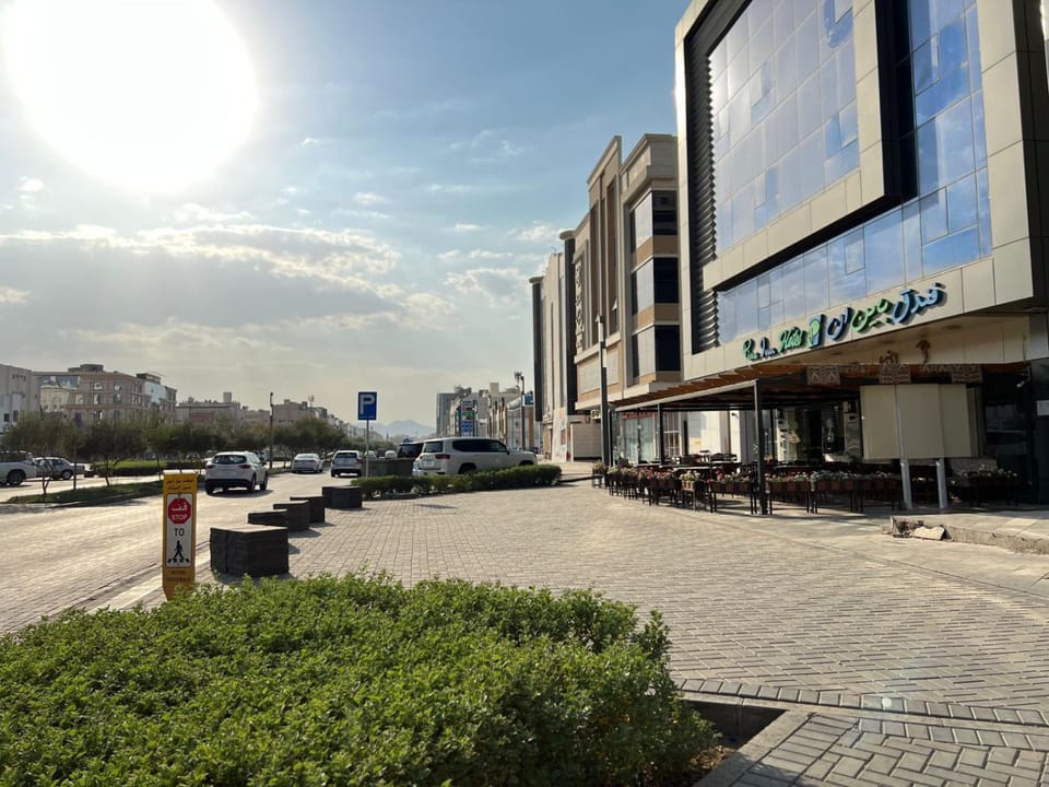 Facade/entrance, Off site, Day, Neighbourhood, Natural landscape, City view, Area and facilities, Area and facilities