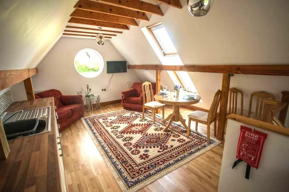 TV and multimedia, Living room, Seating area, Dining area