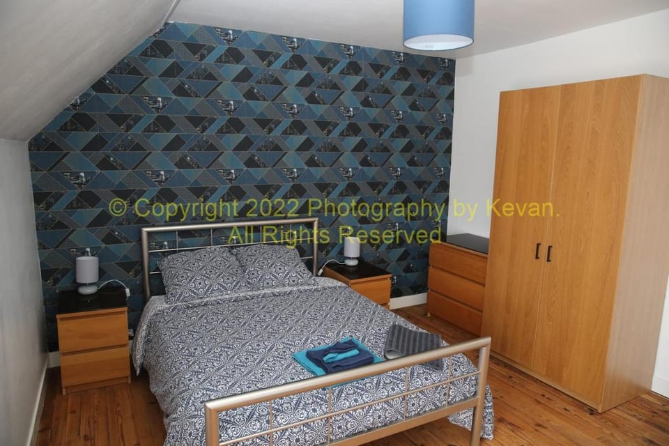 Bed, Photo of the whole room, Bedroom
