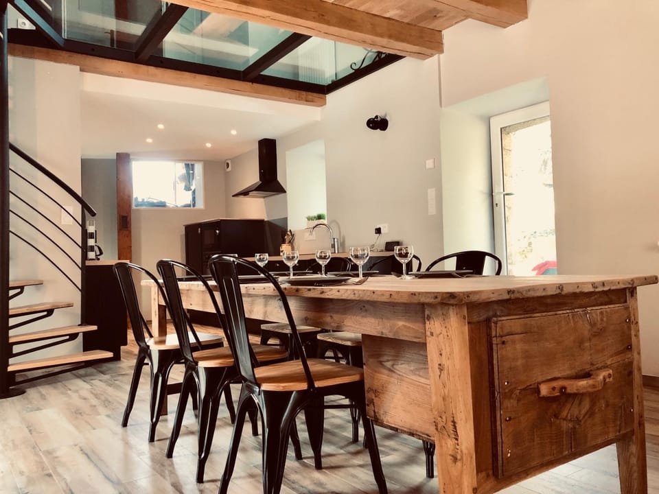 Dining area, kitchen