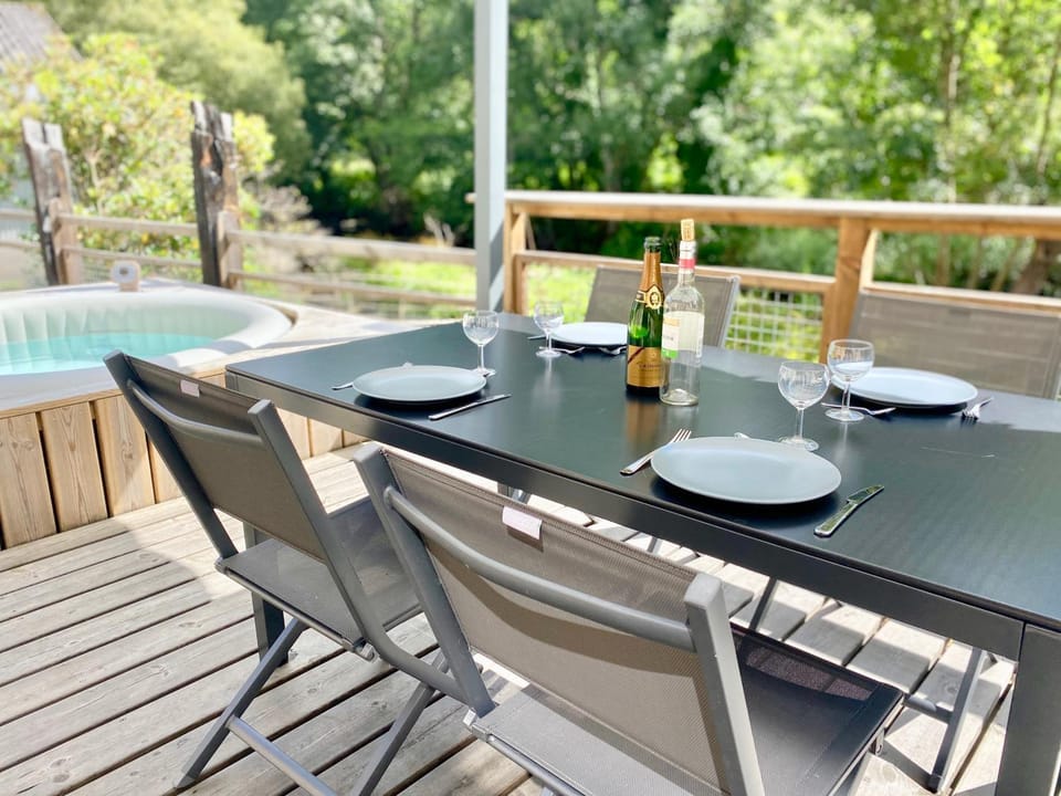 Patio, Balcony/Terrace, Dining area, River view