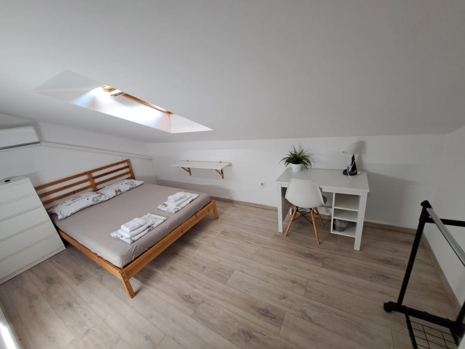 Bed, Bedroom, air conditioner
