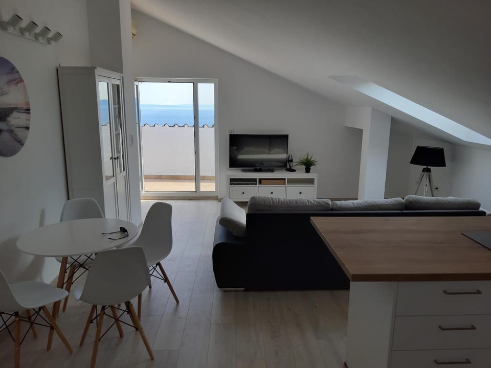 Living room, Seating area, Dining area, Communal kitchen, Sea view