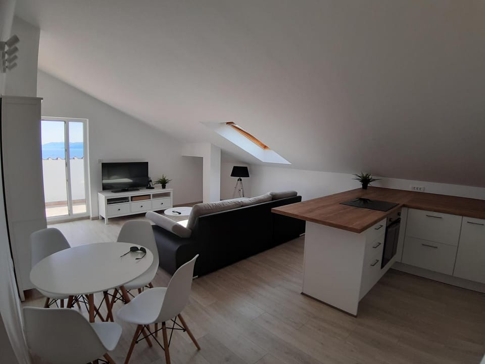 Communal lounge/ TV room, TV and multimedia, Living room, Seating area, Dining area, Communal kitchen