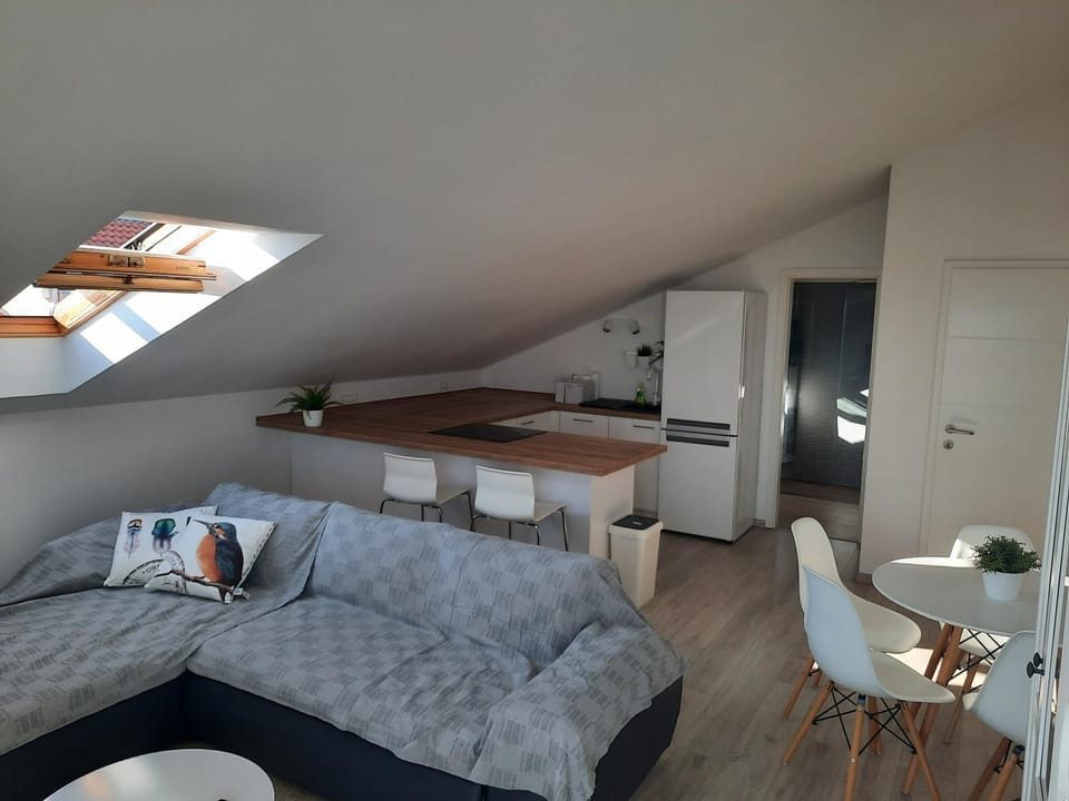 Living room, Lounge or bar, Seating area, Dining area, dishwasher