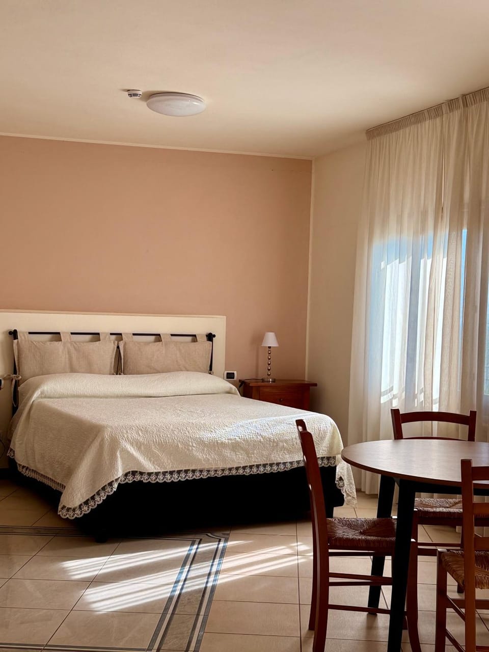 Bed, Photo of the whole room, Dining area, Bedroom