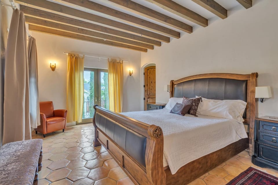 Cypress House & Studio, Walk to Healdsburg Plaza home House in Healdsburg